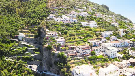 Vista-Aérea-De-La-Costa-De-Amalfi-En-La-Temporada-De-Verano-Desde-Un-Dron