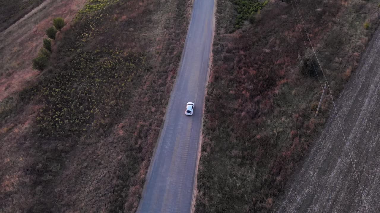 vista de un coche conduciendo por una carretera cerca de las montañas macin en el condado de tulcea, dobrogea, rumania