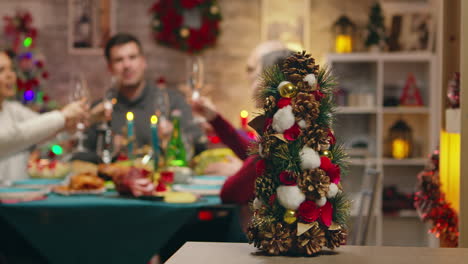 pequeño árbol de navidad en foco