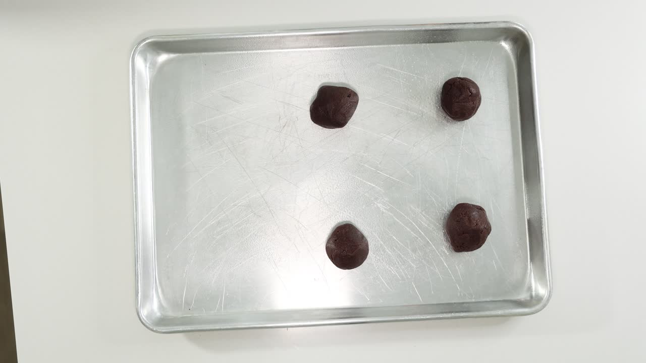 rodar la masa de las galletas en bolas