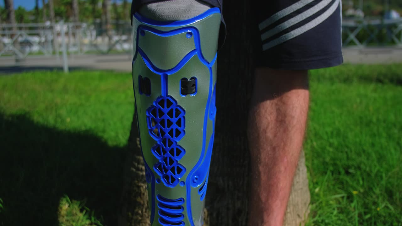 공원에서 인공 다리를 가진 사람