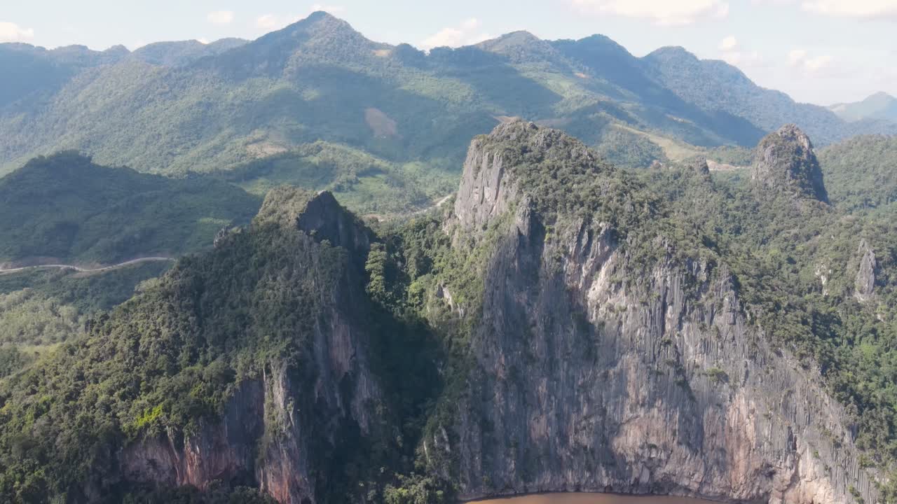 루앙프라방 의 메콩 강 을 따라  ⁇ 아 있는 절벽 의 공중 전망