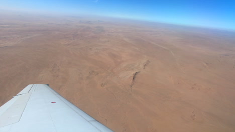 plano amplio del paisaje desértico tomado desde un avión en vuelo