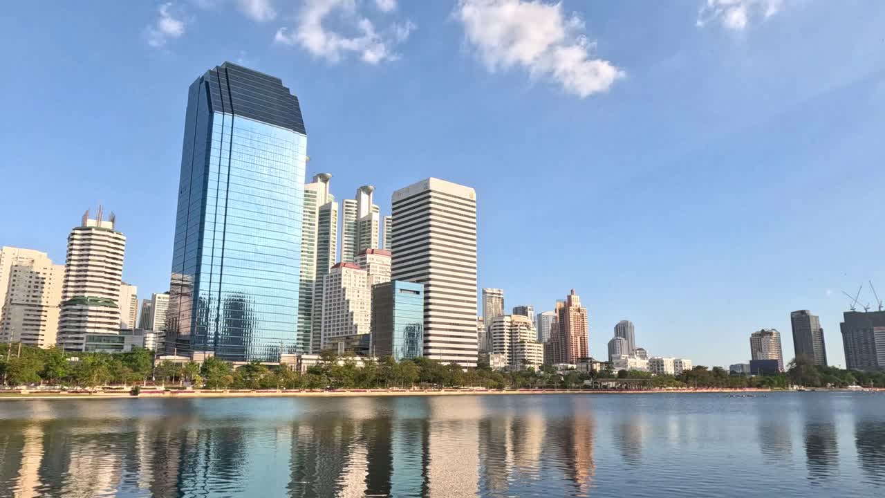 Time-lapse de um horizonte urbano com reflexos na água