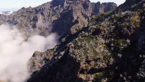 Drone-Roca-Aérea,-Misty-Coulds,-Montañas,-Madeira,-Portugal