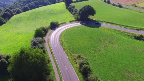 Eine-Kurvenreiche-Straße-Irgendwo-Auf-Dem-Deutschen-Land