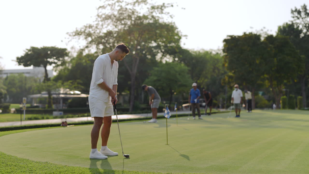 골프 코스에서 골프를 하는 남자