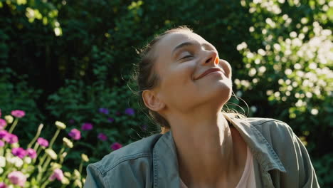 mujer relajándose en un jardín