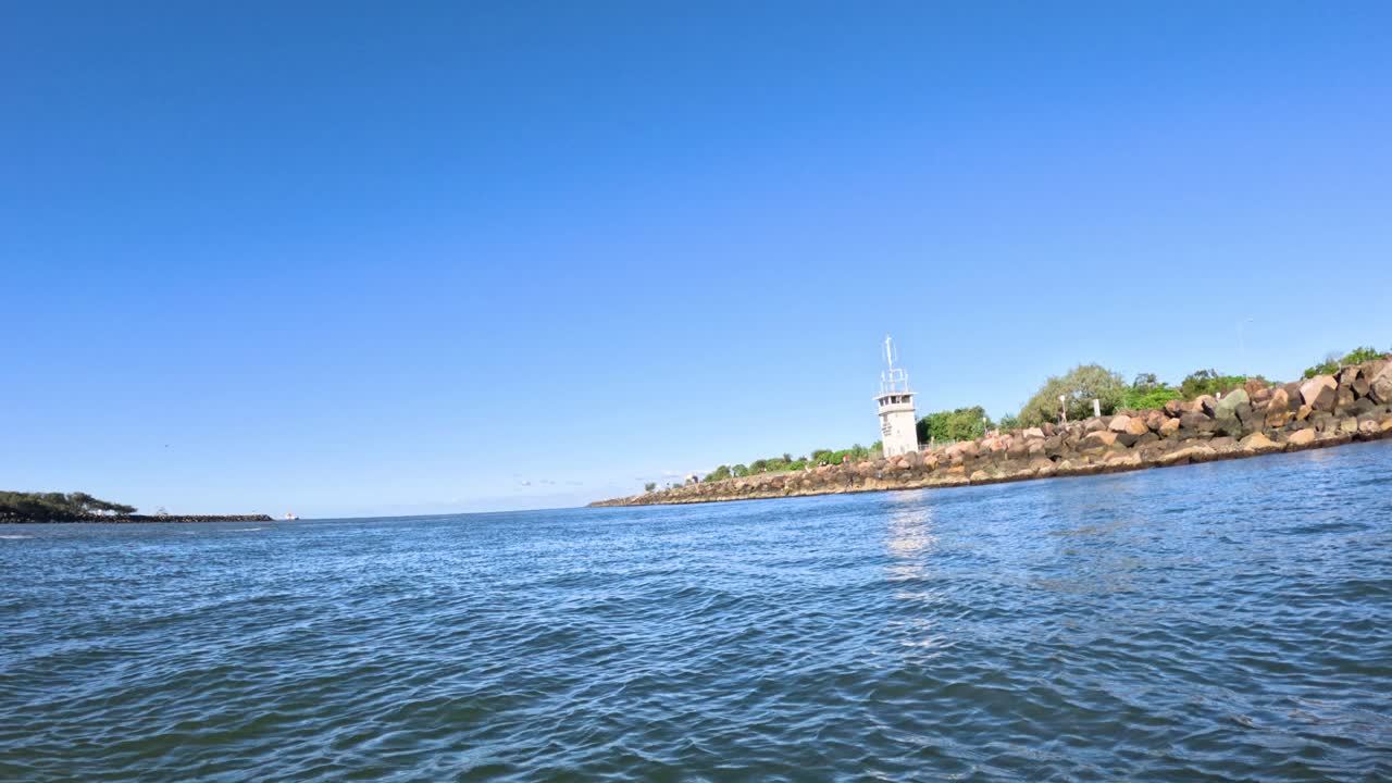 밝은 파란 하늘 아래의 등대와 해안선