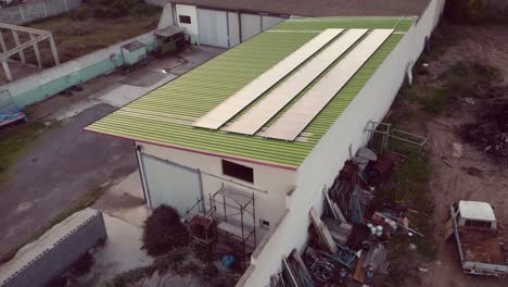 almacén renovable verde con panel solar fotovoltaico instalado, antena