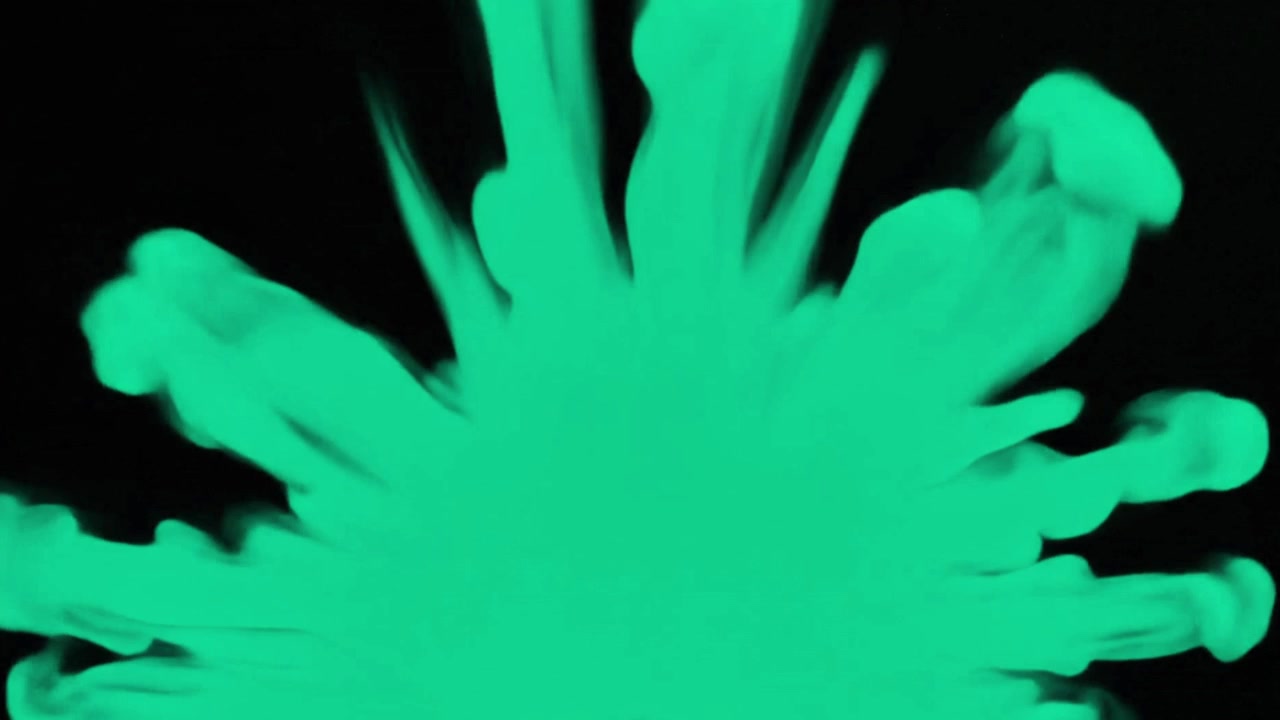 Inchiostro verde che si diffonde nell'acqua su sfondo nero