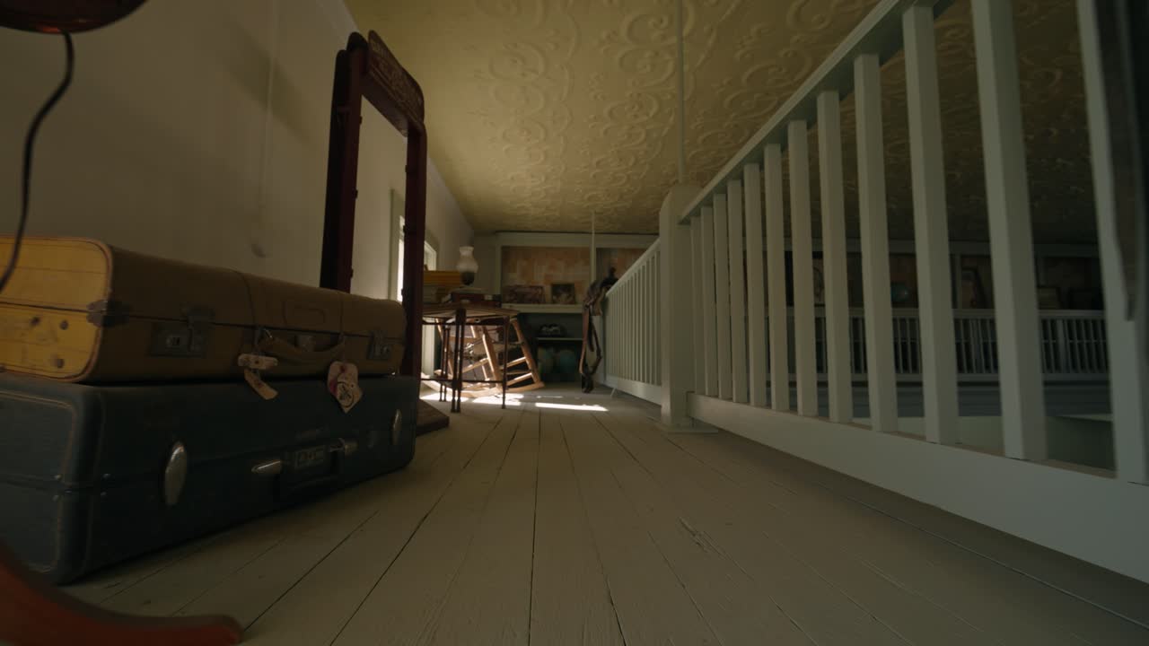 먼지로 가득 찬 다락방을 통해 은 트크 가방, 수집품 및 고고품을 드러내기 위해 멀리 끌어