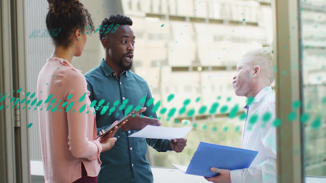 Discutant de documents, des professionnels diversifiés utilisant une animation de données numériques au bureau