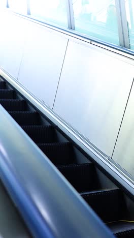 escalera mecánica en movimiento en una terminal de aeropuerto vacía