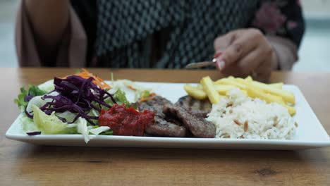 mujer comiendo albóndigas turcas