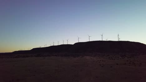 Vuelo-De-Drones-Cerca-De-Algunos-Molinos-De-Viento-En-El-Nuevo-Desierto-Mexicano