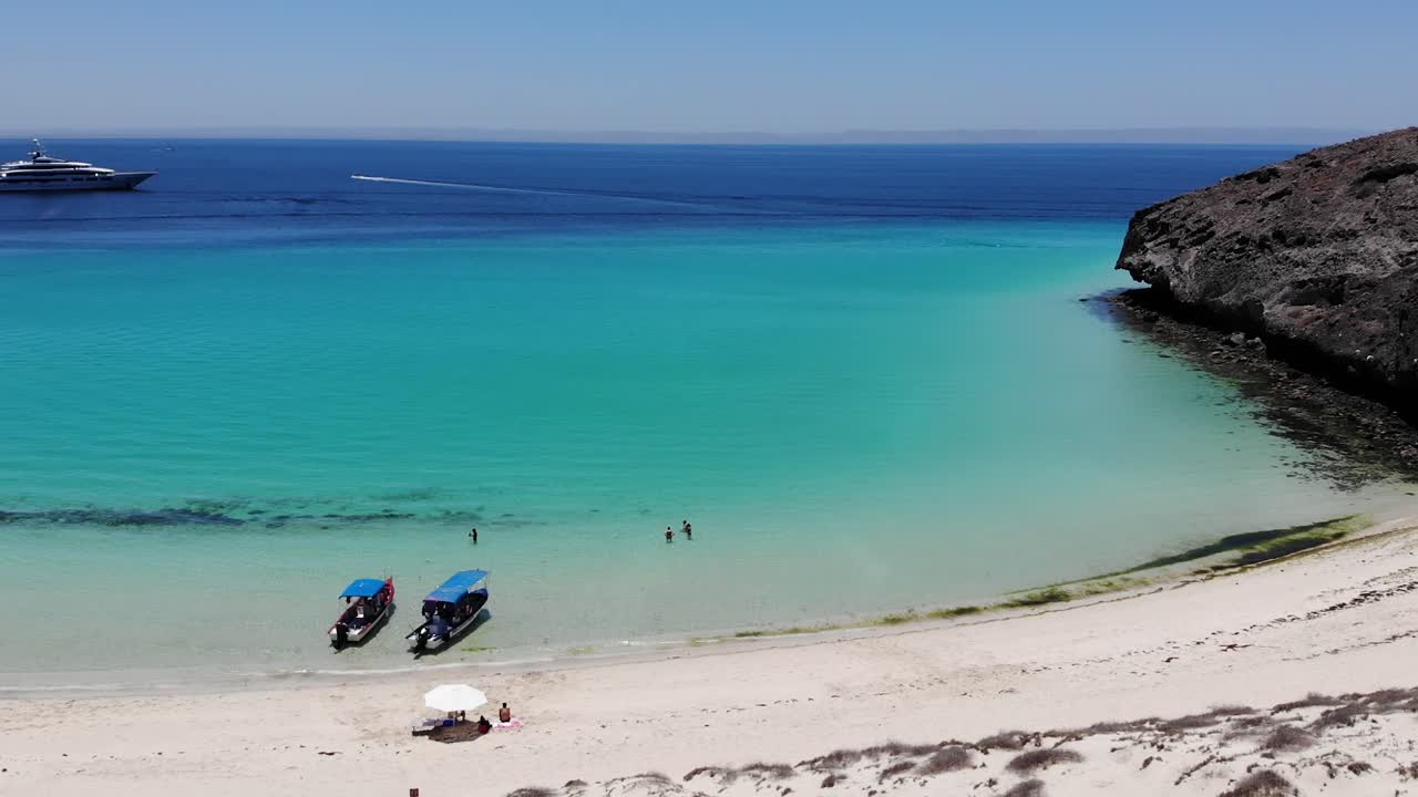 el vuelo del avión no tripulado se aleja de la playa de balandra, la mejor playa de méxico, bc