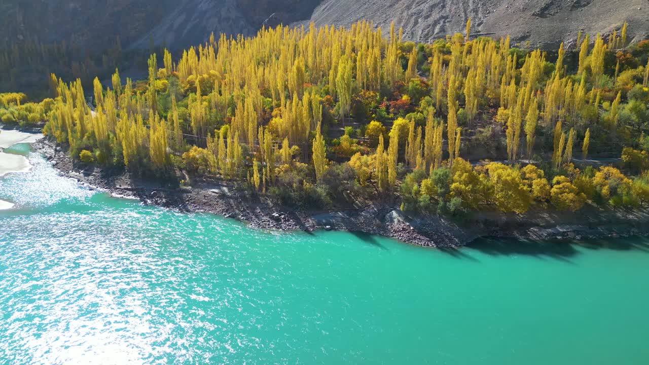 vista aérea de una isla verde exuberante en un río azul, gilgit-baltistan, pakistán
