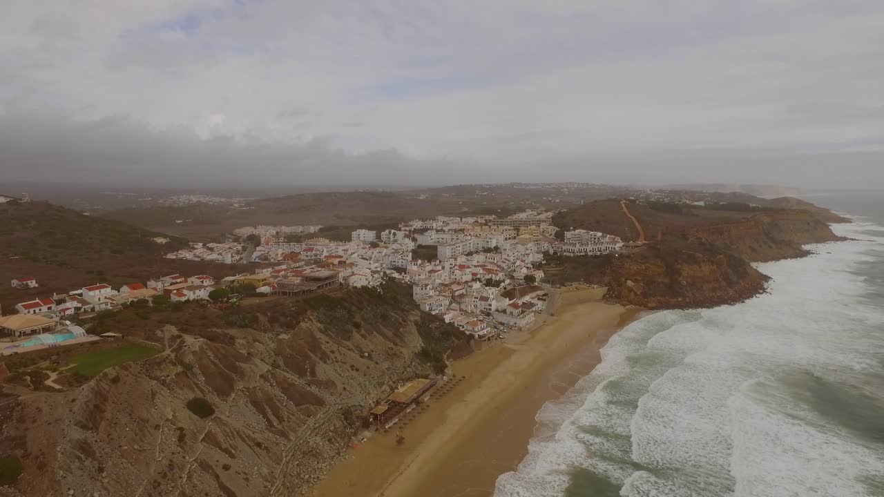 burgau durante un día tormentoso, portugal. toma aerea