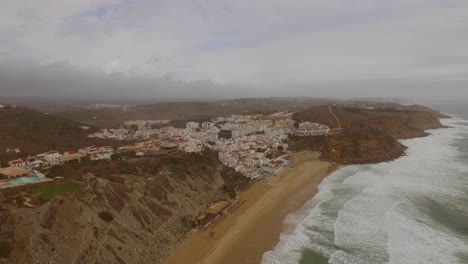 Burgau-Durante-Un-Día-Tormentoso,-Portugal.-Toma-Aerea