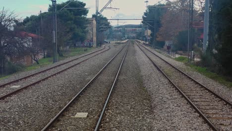 antena - por encima de las vías del tren en un clima sombrío