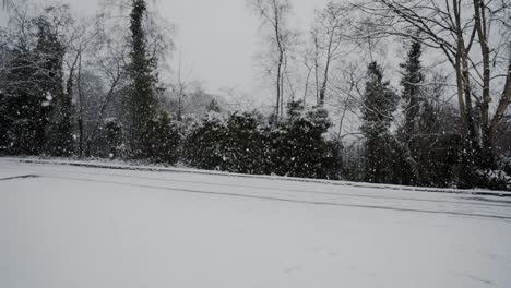 Große-Schneebrocken,-Die-Auf-Die-Straße-Fallen