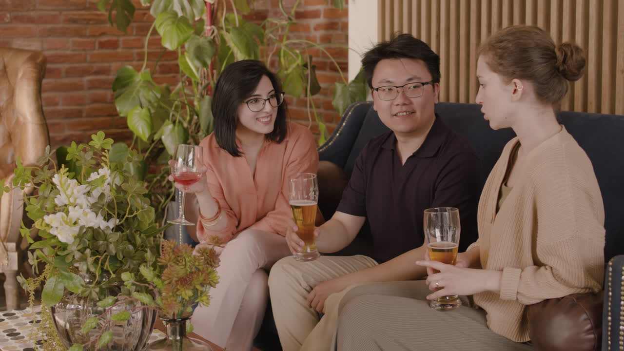 두 명의 아름다운 소녀와 이야기하는 청년 1