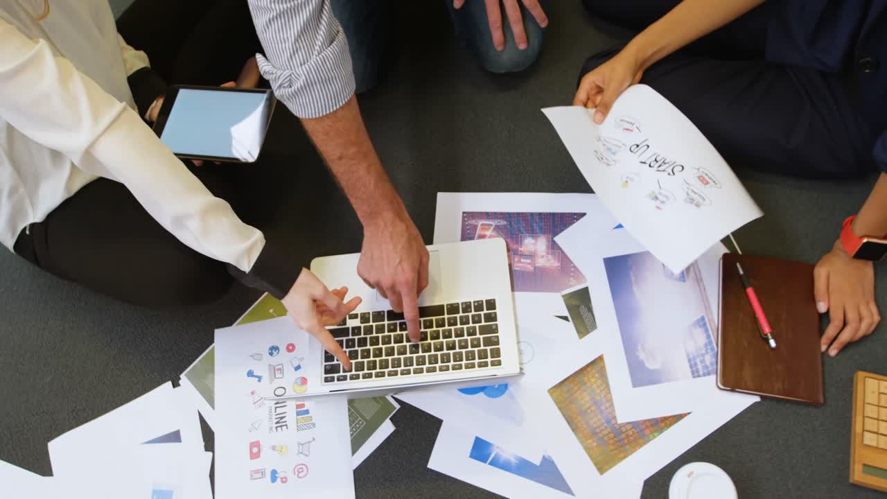 4k 노트북을 통해 논의하는 비즈니스 동료들