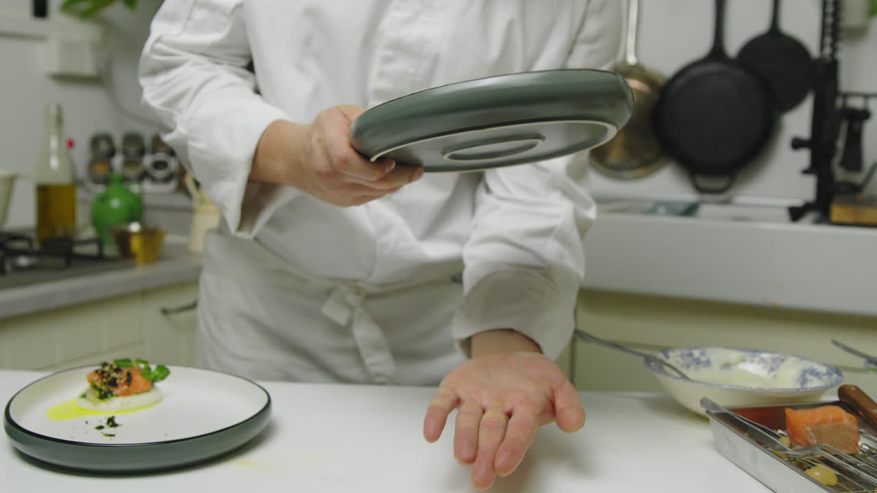 연어 플레이팅 접시에 시금치 퓌레 주스를 고르게 펴 바르기