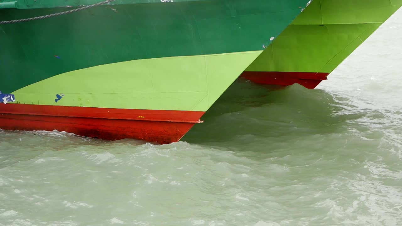 красочные корпуса лодок в бурной воде