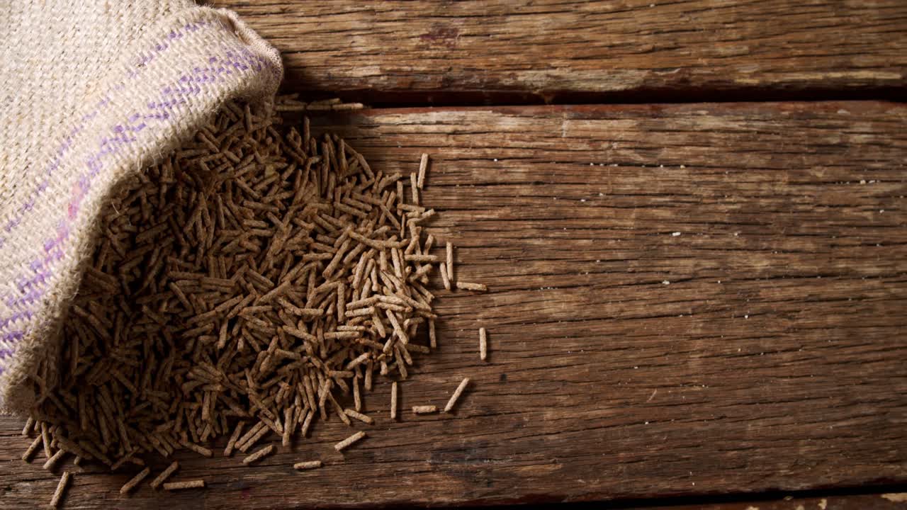 palos de salvado de cereal que se derraman de la bolsa 4k