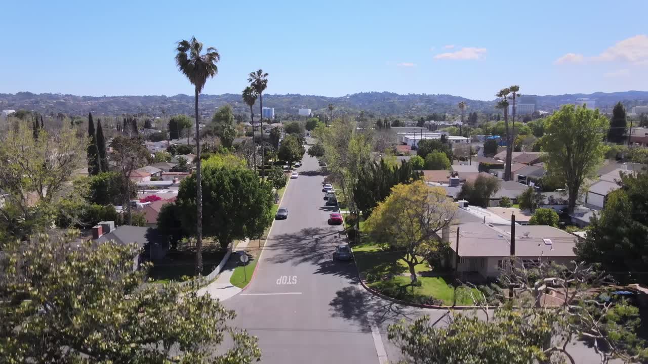 Vista aerea ascendente, diurna, di un quartiere residenziale di case, Van Nuys, California