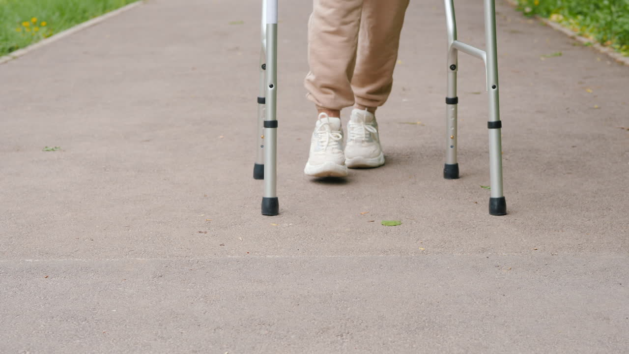 보행기를 사용하는 사람