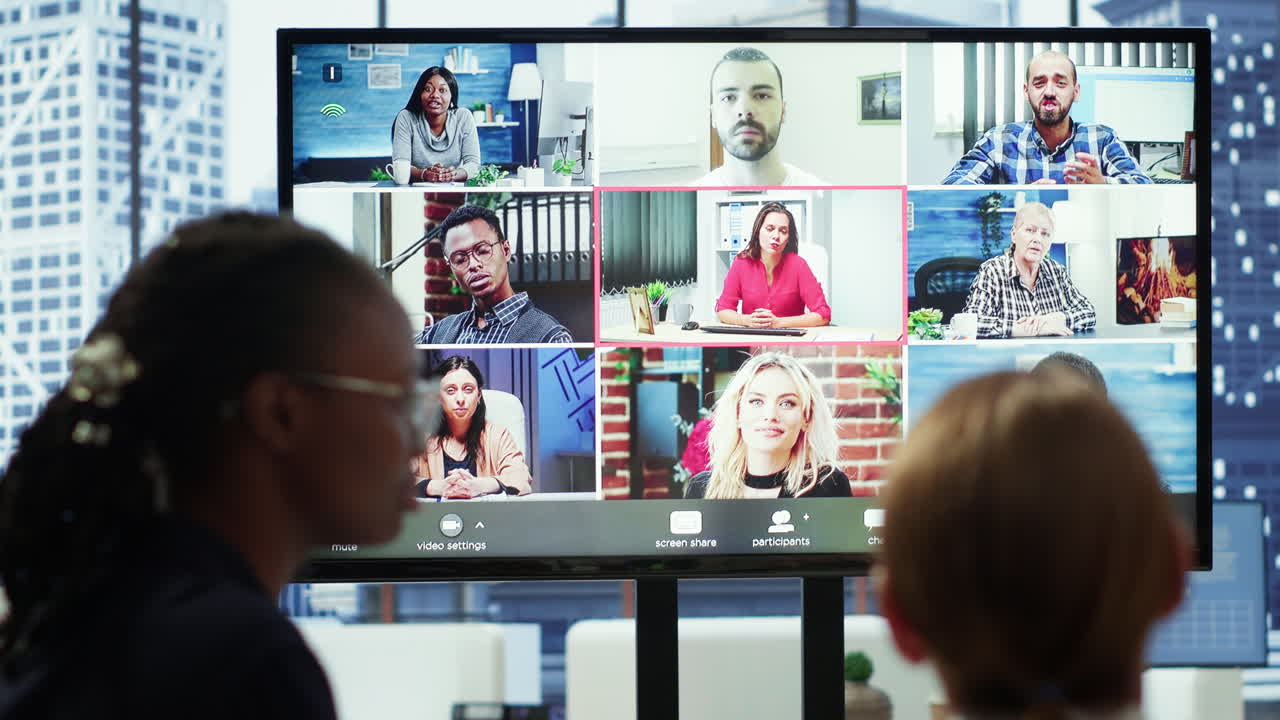 equipo diverso de trabajadores que revisan las actualizaciones del proyecto junto con los accionistas