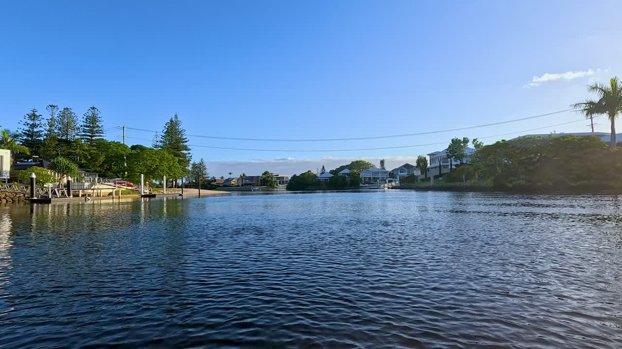 골드 코스트 운하를 가로질러 경치 좋은 강 항해