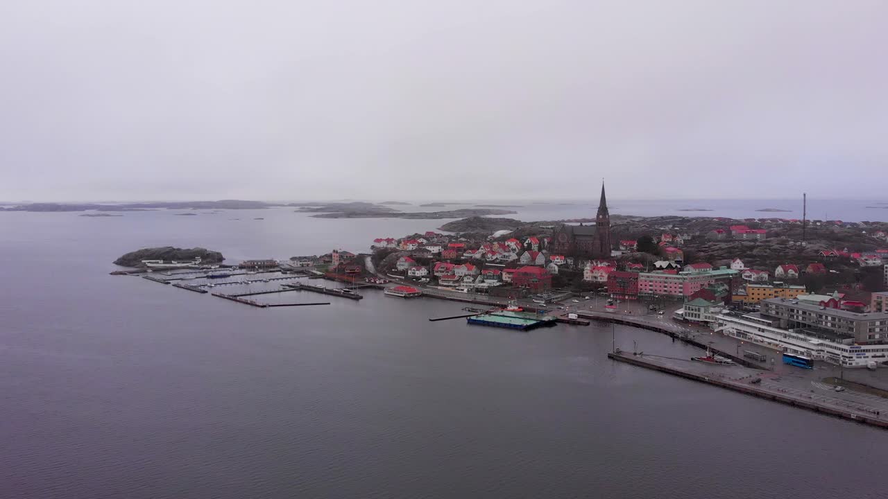 lysekil, suecia - la ciudad de paisajes hermosos y pacíficos compuesta por mares tranquilos y casas coloridas durante el crepúsculo - fotografía aérea