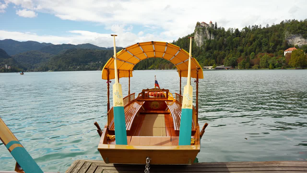 Pletna, tradizionale barca di legno a fondo piatto usata per trasportare i turisti sul lago di Bled