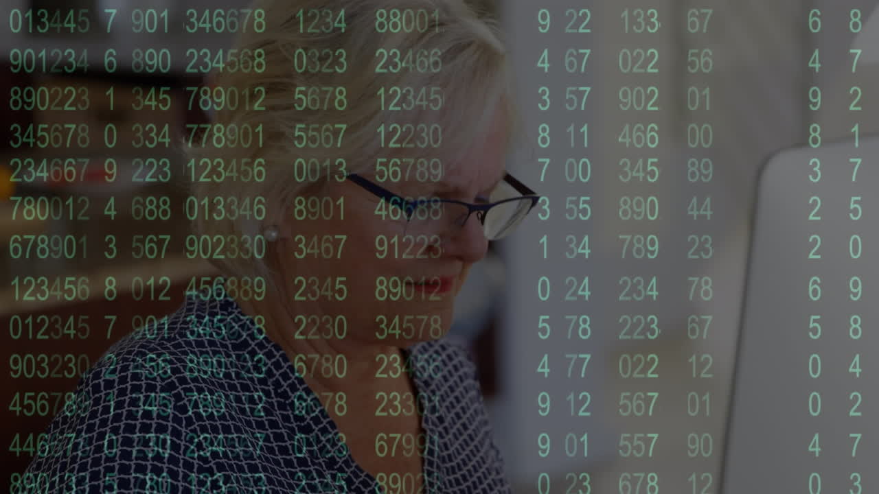 animación de números crecientes sobre la mujer caucásica senior trabajando en el escritorio.