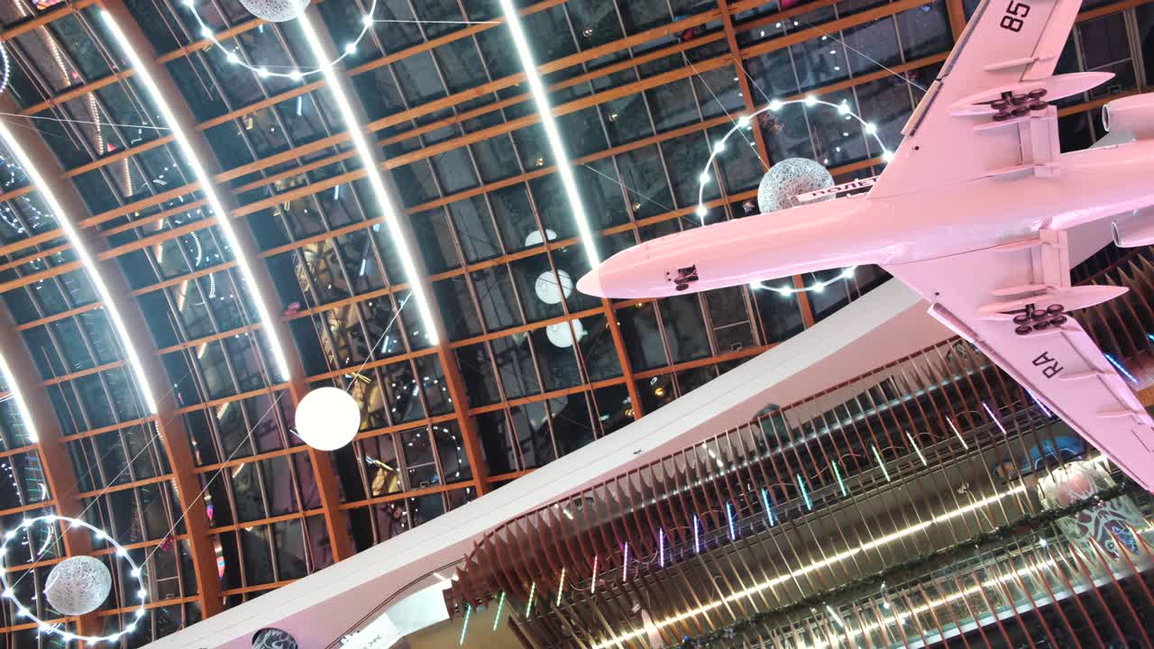 쇼핑몰 에 매달린 모형 비행기