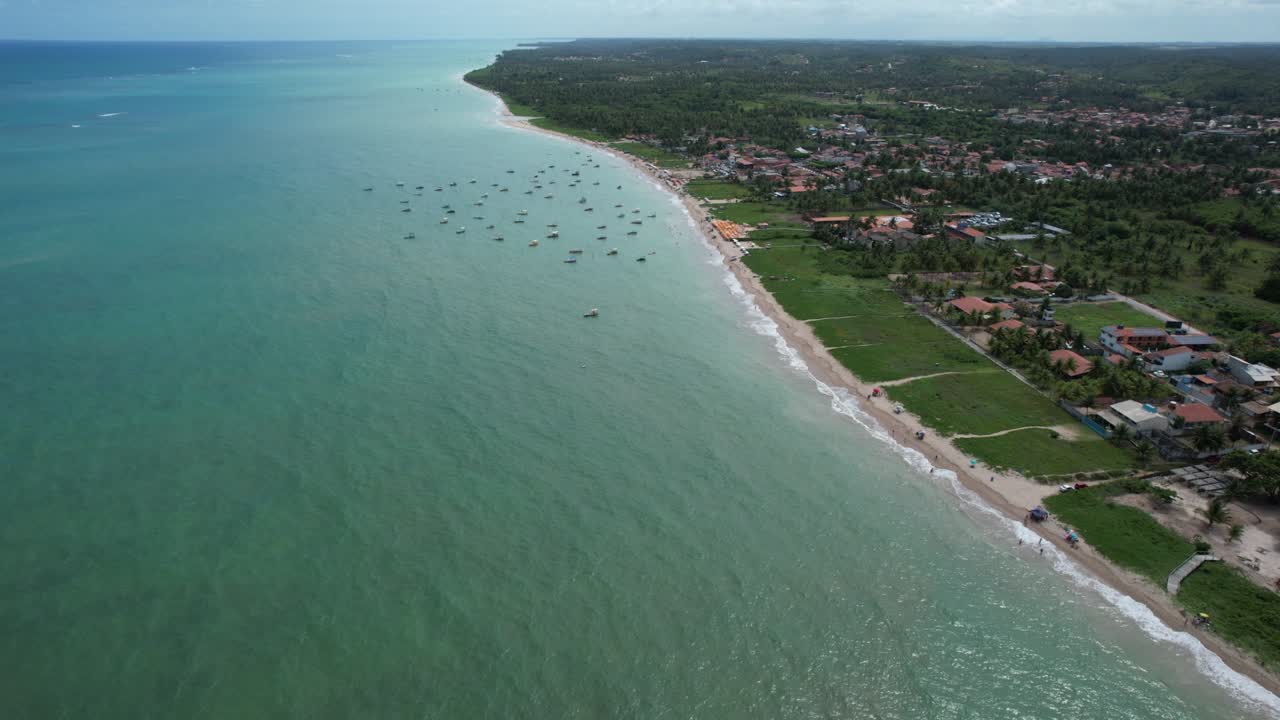 volando sobre la playa de são miguel dos milagres en el estado de alagoas, brasil.
