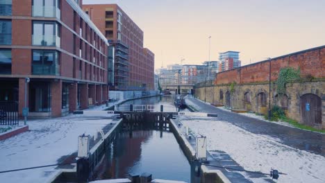 Canal-Del-Centro-De-La-Ciudad-De-Leeds-En-La-Nieve.-4k