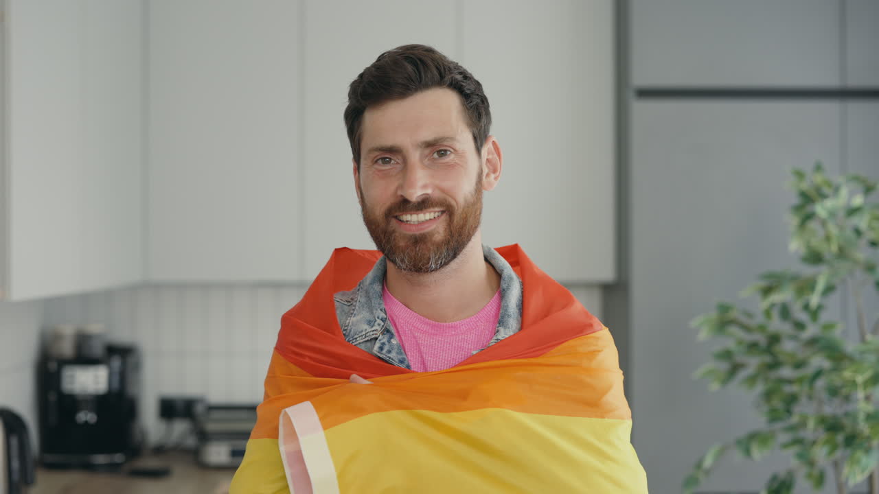 Homem envolto na bandeira do orgulho