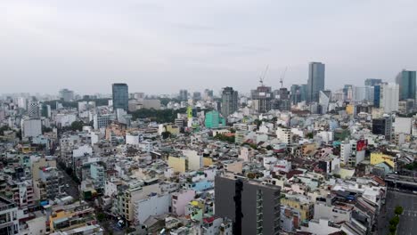 vista aérea de la ciudad de ho chi minh, rascacielos en el fondo, neblina matutina, tiro de retroceso