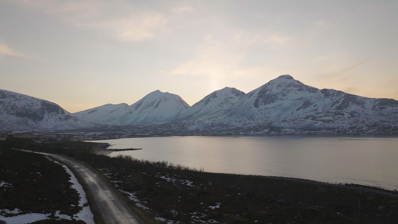 Ripresa con drone con panoramica a destra su montagne e laghi norvegesi