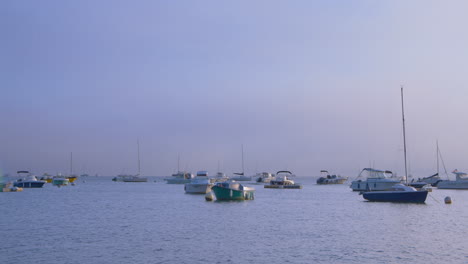 Segelboote-Und-Sportboote-Drängen-Sich-In-Der-Bucht-Von-Arcachon-Im-Südwesten-Frankreichs