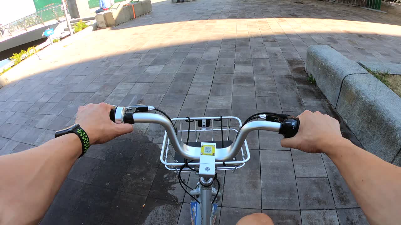 도시 다리 에서 전기 자전거 를 타고 있는 사람