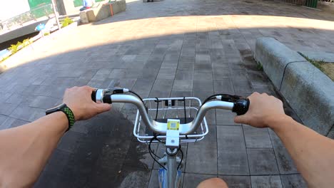persona montando una bicicleta eléctrica en un puente de la ciudad