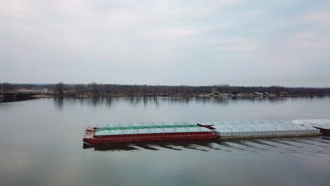 Antena-De-Una-Barcaza-De-Carbón-Subiendo-Por-El-Río-Mississippi-Cerca-De-Burlington,-Iowa