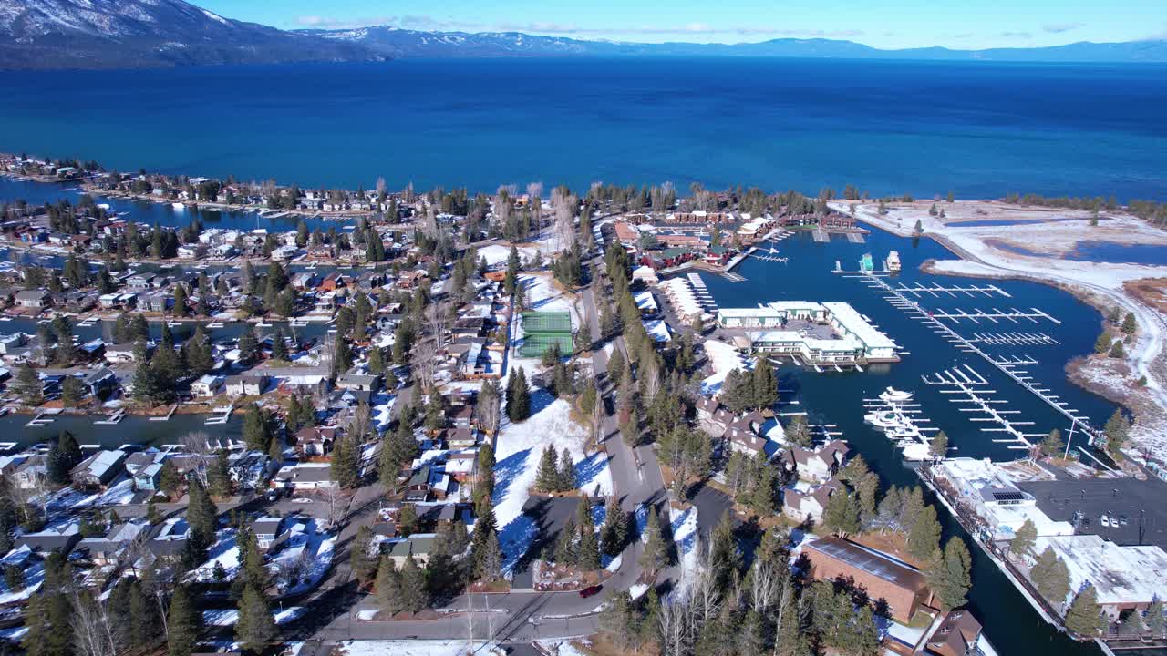 타호 키스 (tahoe keys) 와 타호 호수 (lake tahoe) 는 은 겨울 날, 캘리포니아 (usa) 에서, 드론에서 볼 수 있습니다.