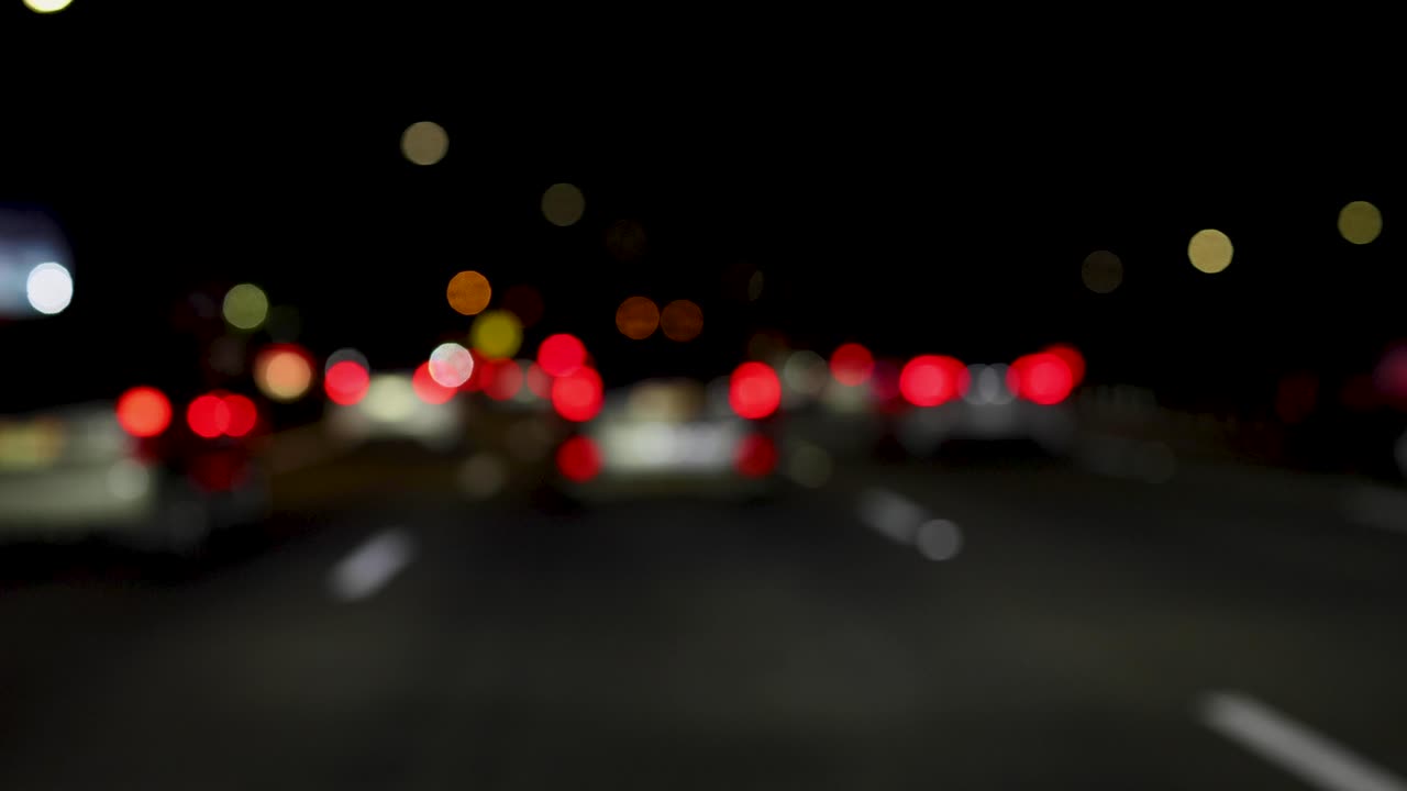 luces borrosas del coche en una carretera de noche ocupada